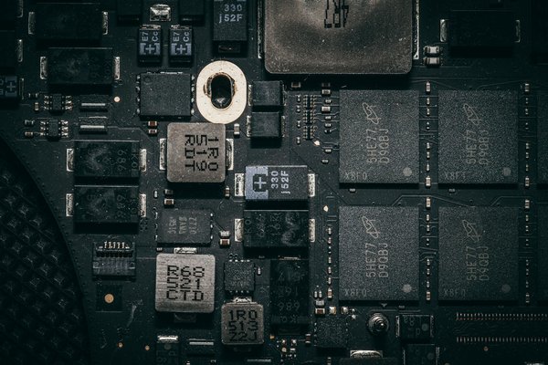 Quels sont les enjeux de l'intégration de l'intelligence artificielle dans les systèmes de surveillance réseau ?